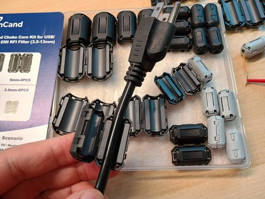 Πέρασμα φεριτίου Snap-On με αντίσταση 155 Ωμ για καταστολή EMI/RFI και επιλογές προσαρμοσμένου σχεδιασμού